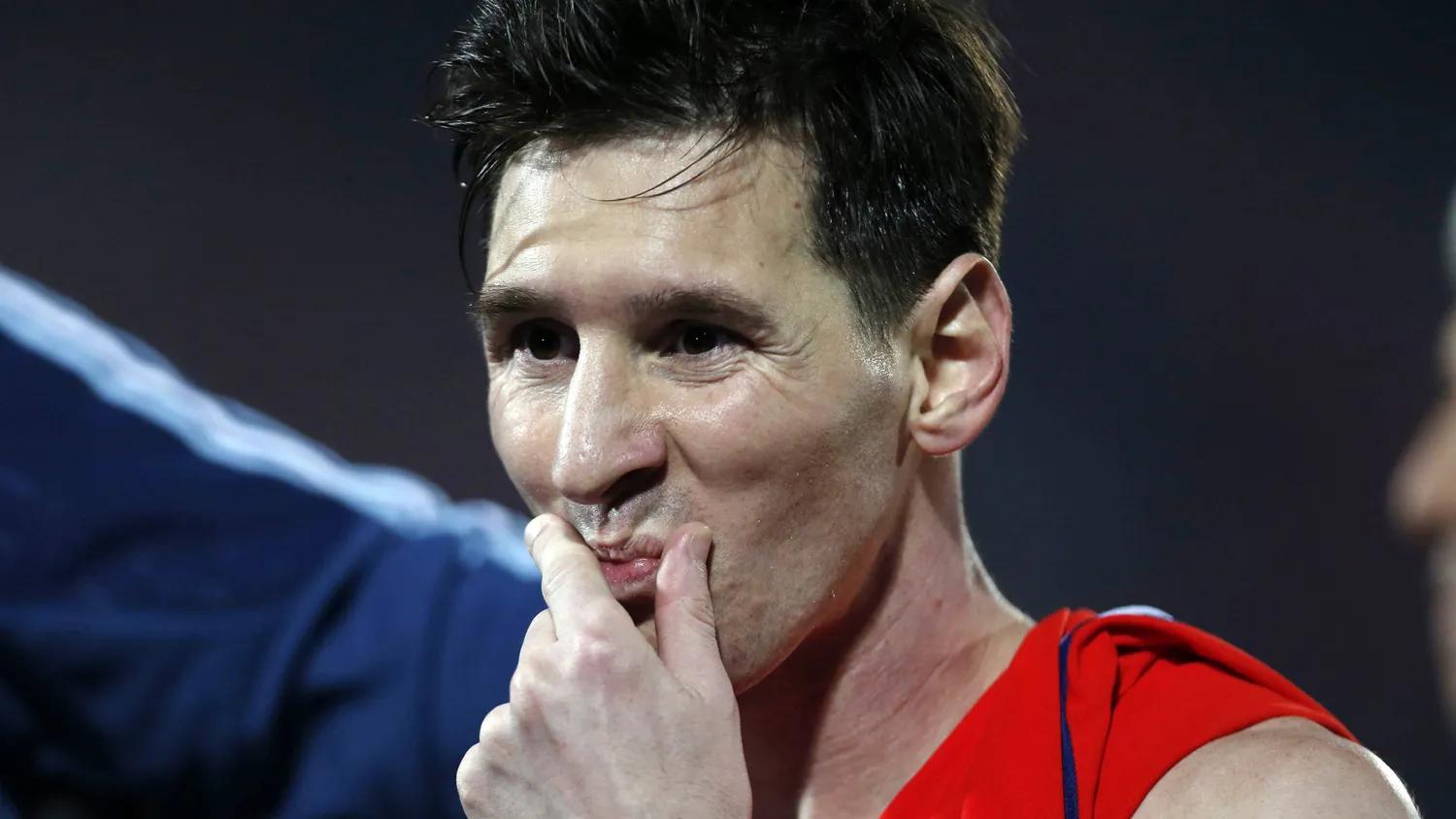 Messi doa chuteiras para caridade em programa eg&iacute;pcio e causa ira no pa&iacute;s