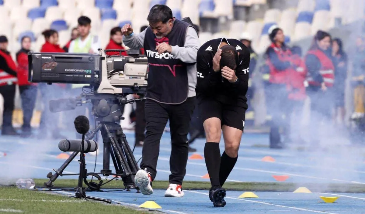 Cl&aacute;ssico entre U de Chile e Cat&oacute;lica &eacute; suspenso por causa de fogos atirados no gramado