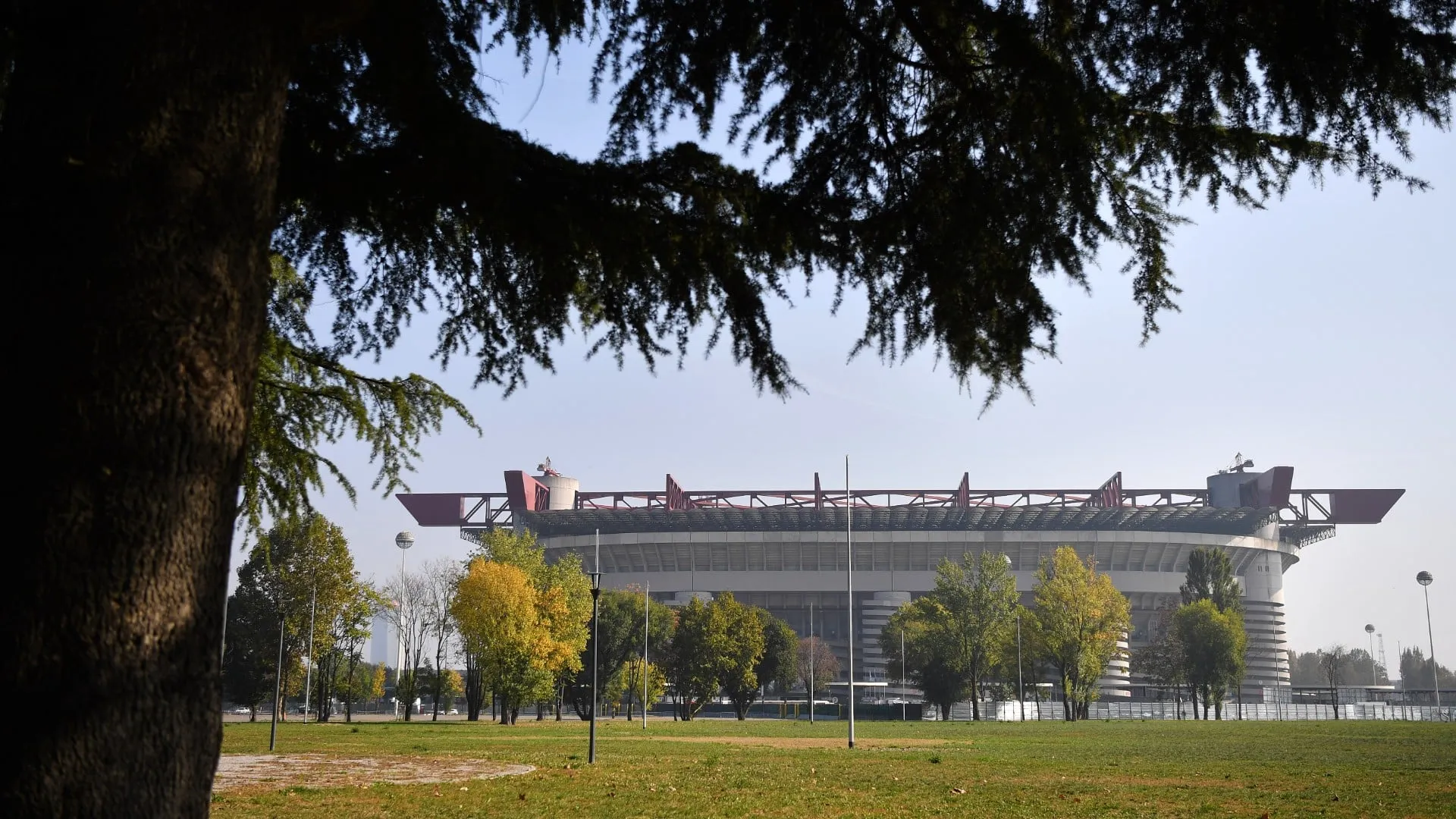 Para tentar evitar novo est&aacute;dio, prefeito de Mil&atilde;o oferece vender San Siro a Milan e Inter