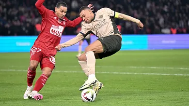 Sensa&ccedil;&atilde;o da Ligue 1, Brest freia Mbapp&eacute; e busca empate diante do l&iacute;der PSG com um gola&ccedil;o de cinema