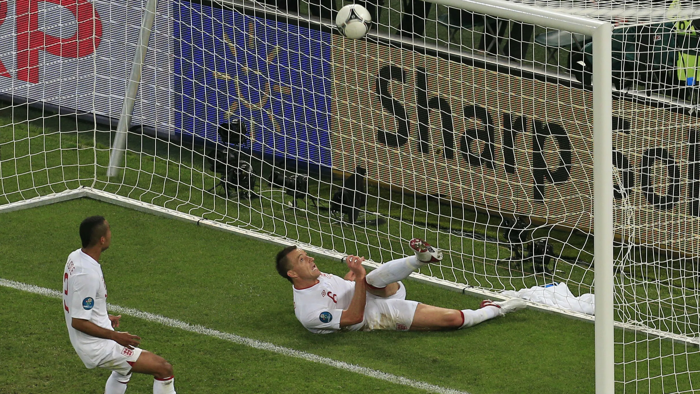 Como usar o futebol para explicar uma crise pol&iacute;tica? Culpando John Terry