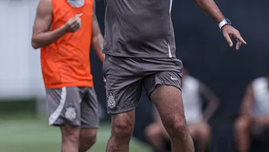 Ant&oacute;nio Oliveira evita cr&iacute;ticas a Mano Menezes, mas reconhece pr&oacute;prio m&eacute;rito em evolu&ccedil;&atilde;o&nbsp;do&nbsp;Corinthians