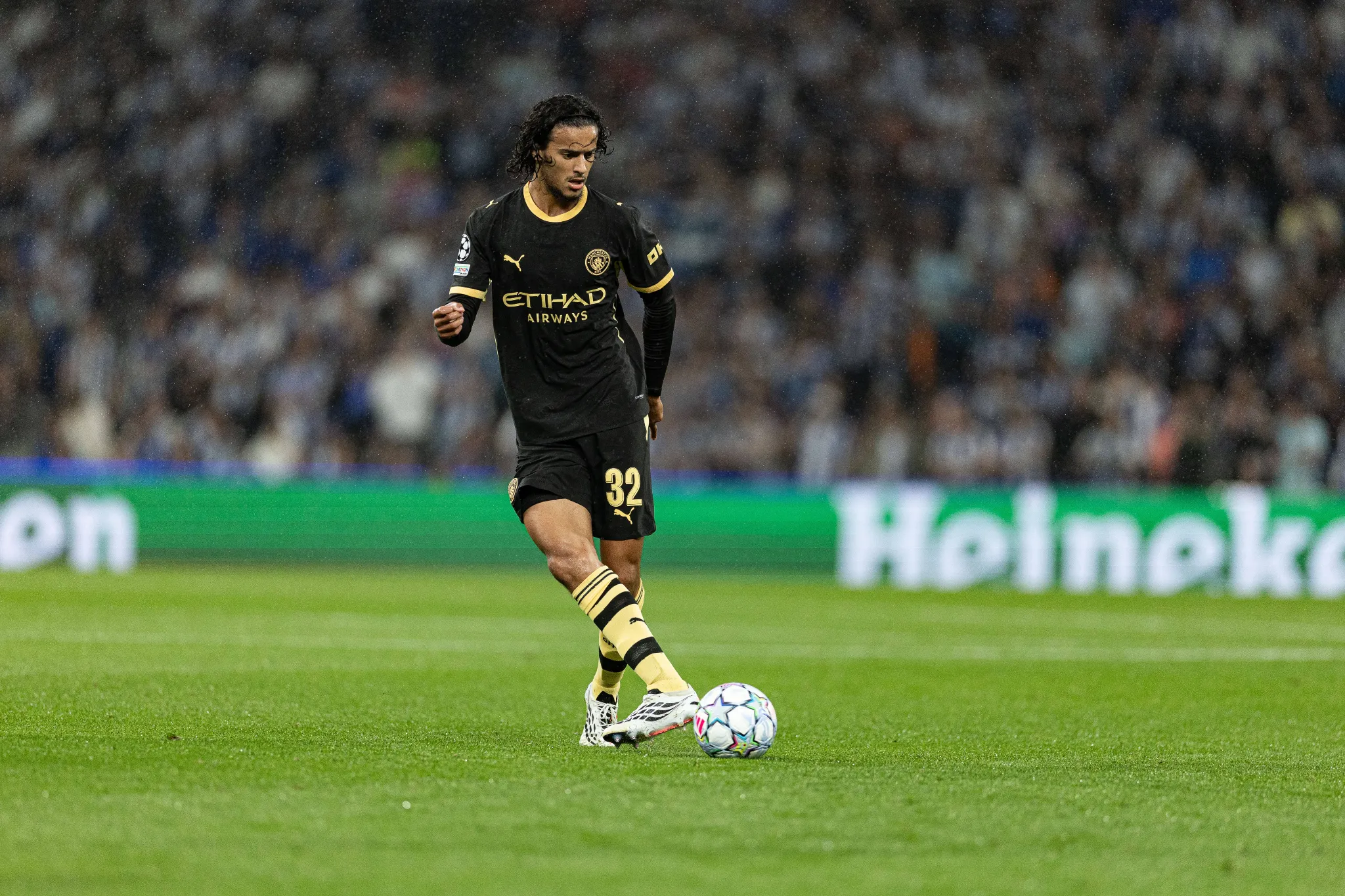 Ayyoub Bouaddi em a&ccedil;&atilde;o pelo Manchester City.