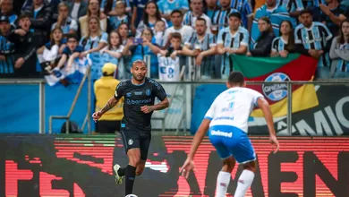 Enquanto segue na busca por um 9, Gr&ecirc;mio aposta em solu&ccedil;&atilde;o caseira e arriscada