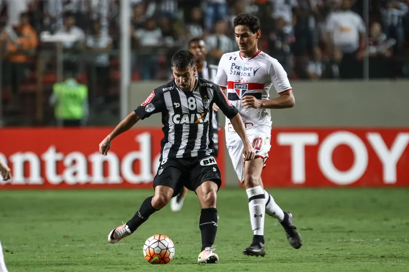 Leandro Donizete e Ganso em Atl&eacute;tico x S&atilde;o Paulo de 2016, pela Libertadores