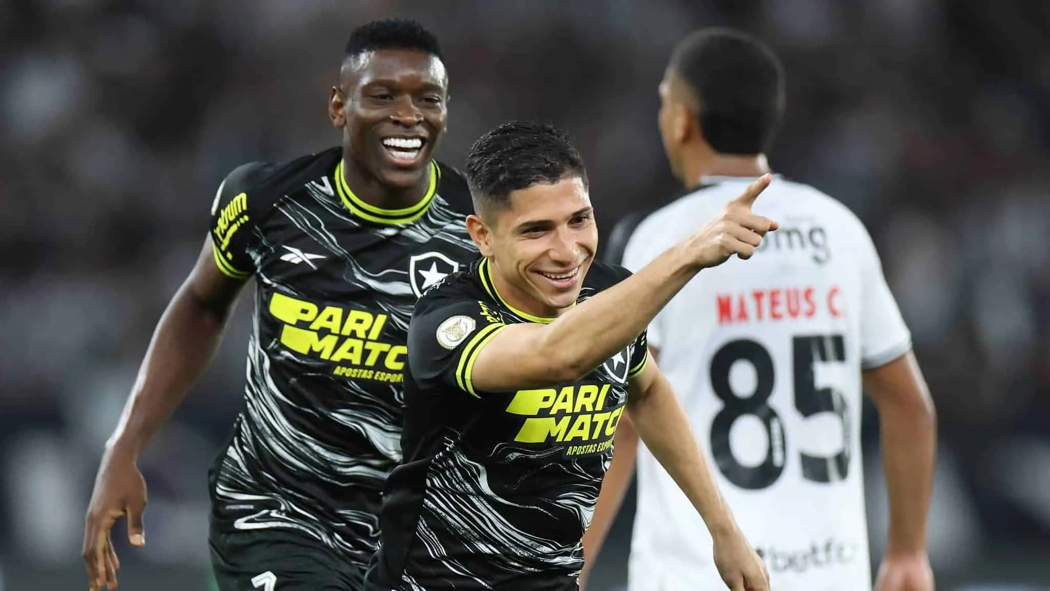 Gols perdidos n&atilde;o impediram o Botafogo de vencer o Vasco e abrir sua maior vantagem no Brasileiro