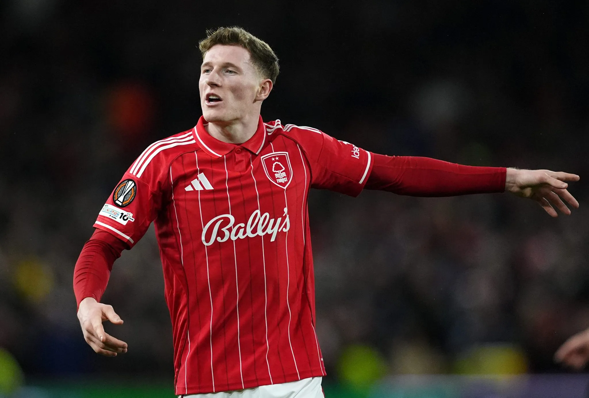 Elliot Anderson em a&ccedil;&atilde;o pelo Nottingham Forest