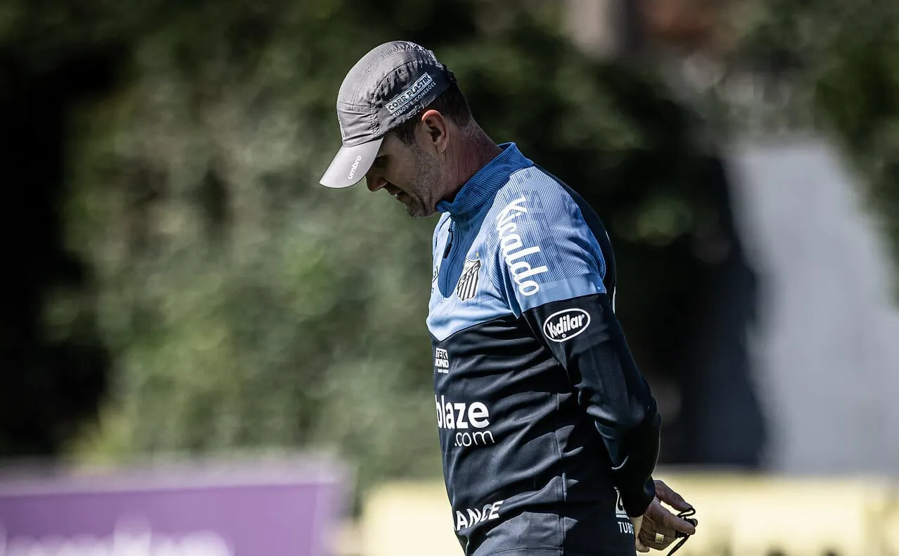 Paulo Turra tenta amenizar come&ccedil;o ruim no Santos freando o l&iacute;der Botafogo