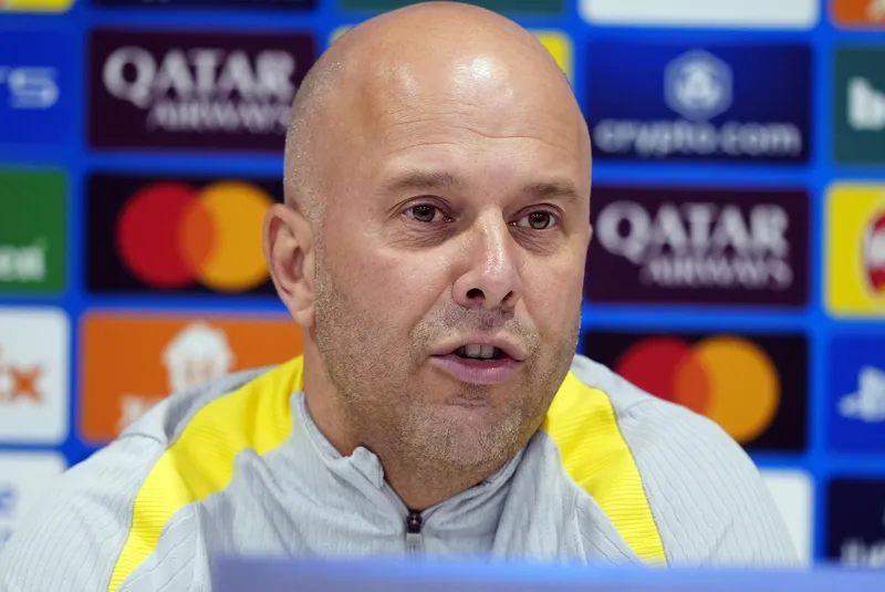 Arne Slot, t&eacute;cnico do Liverpool, durante entrevista coletiva 