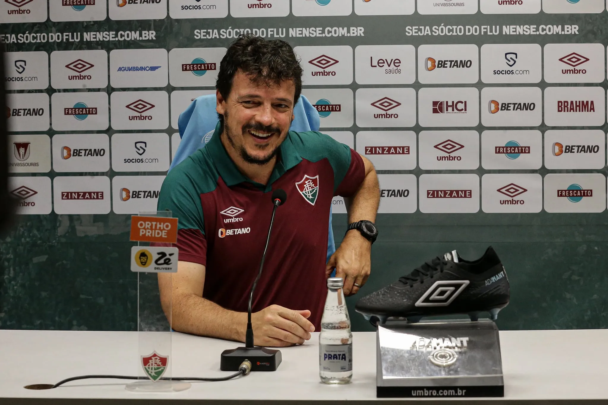 Diniz elogia Fluminense, mas segue filosofia antes do Mundial: o time nunca est&aacute; pronto