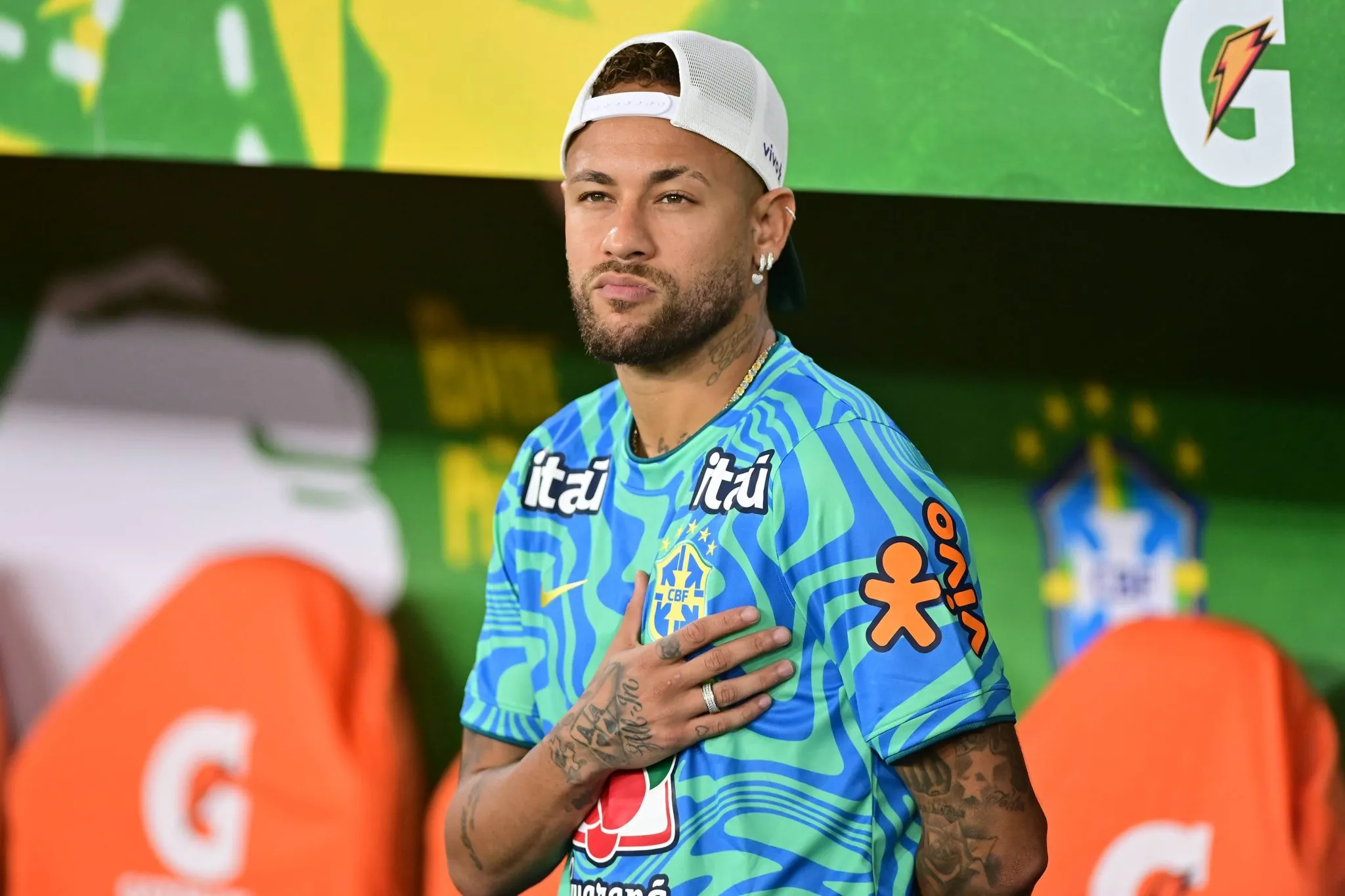 Neymar durante execu&ccedil;&atilde;o do hino nacional brasileiro 