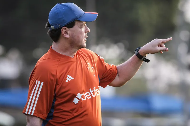 Fernando Diniz comandando seu primeiro treino pelo Cruzeiro