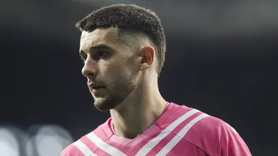 Alvo de Arsenal e Bar&ccedil;a, goleiro comparado a Messi salva time de queda e aborda futuro
