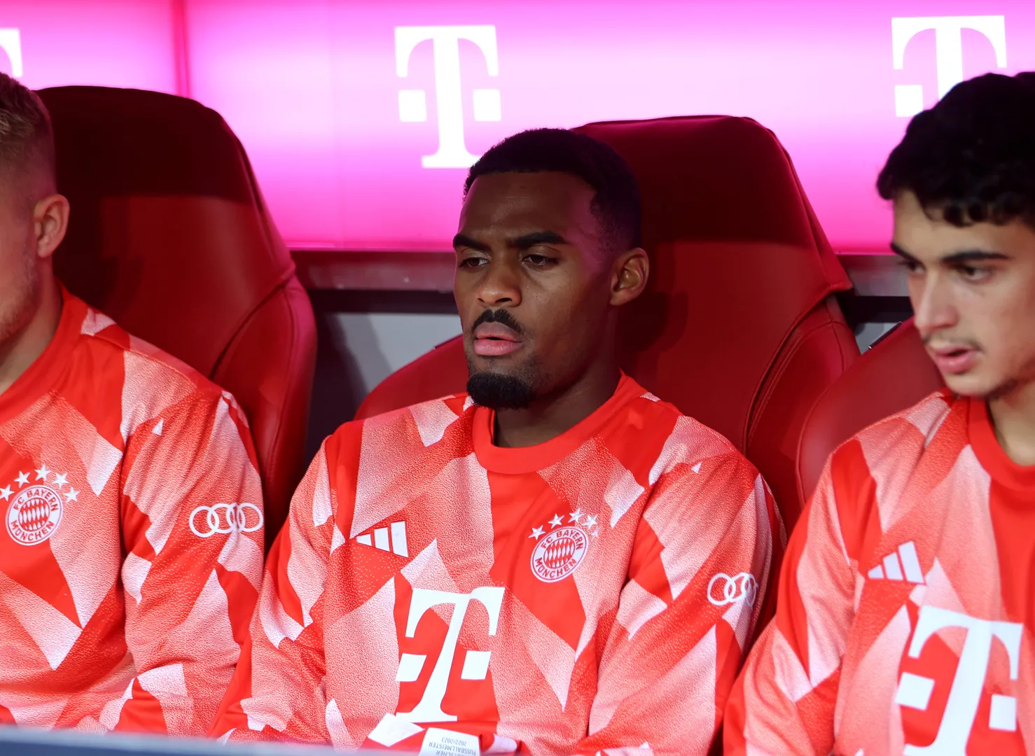 Ryan Gravenberch no banco de reservas durante partida do Bayern de Munique