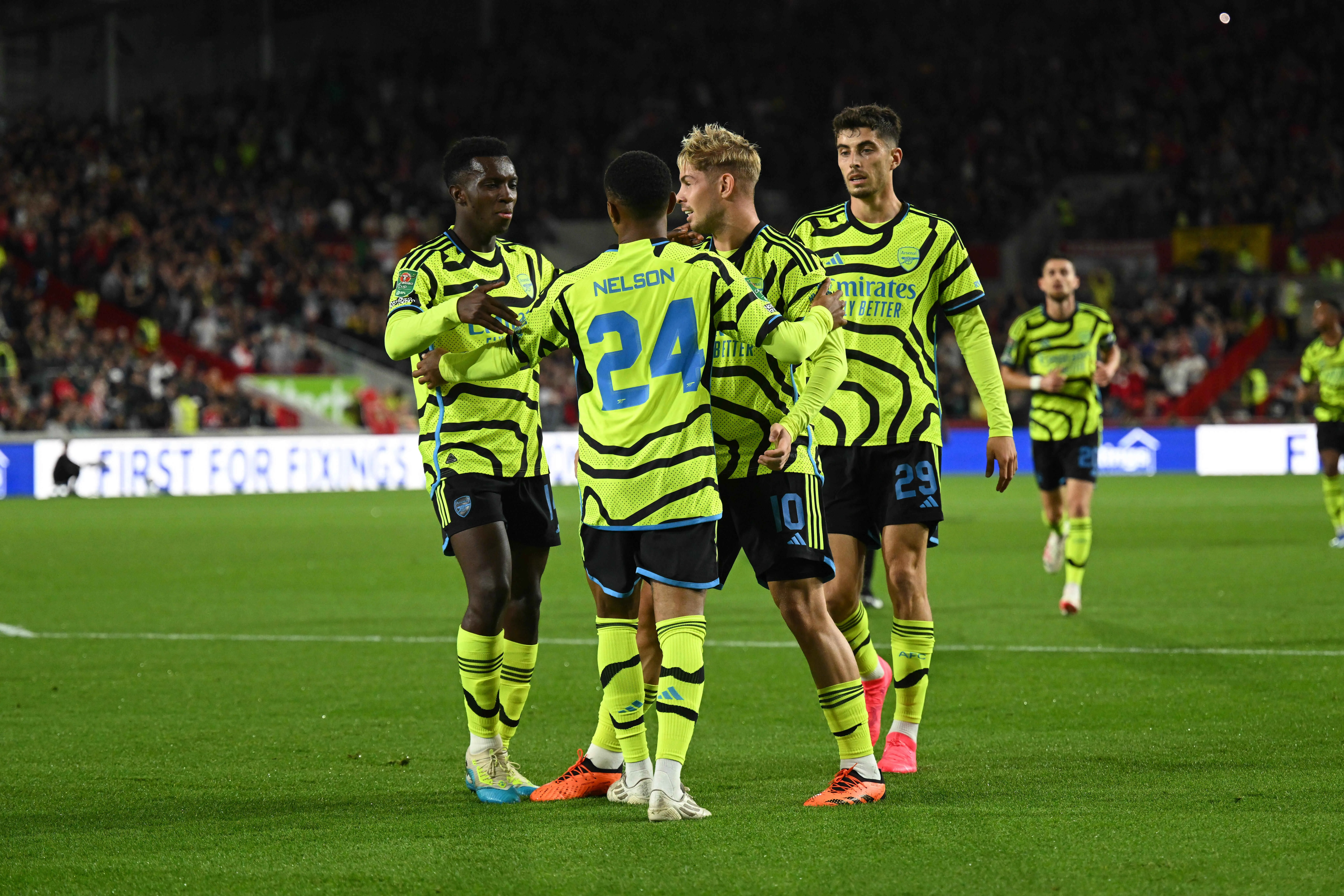 Arsenal sofre, mas vence Brentford pelo placar m&iacute;nimo e avan&ccedil;a na Copa da Liga Inglesa