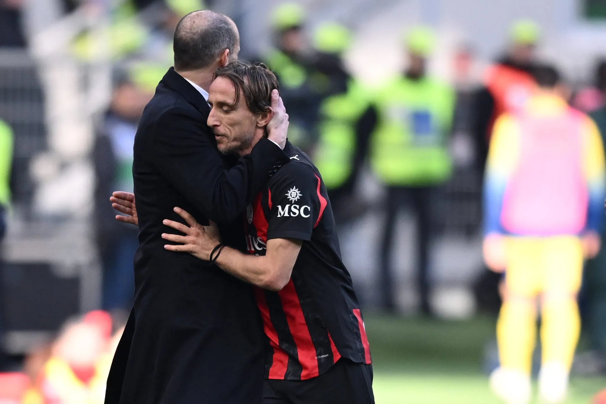 Modric e Allegri se abra&ccedil;am
