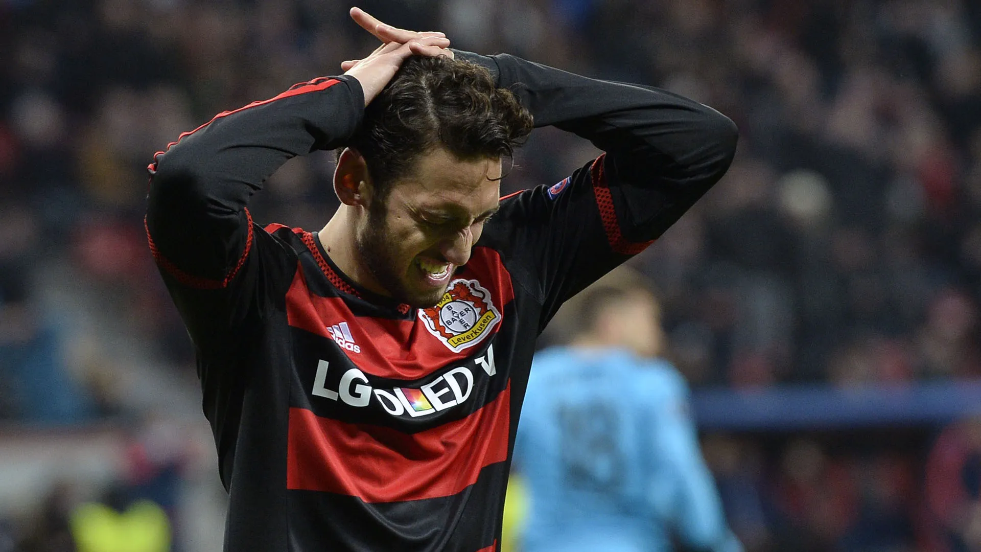 &Ccedil;alhanoglu lamenta: Leverkusen n&atilde;o conseguiu vencer o Barcelona recheado de reservas (AP Photo/Martin Meissner)