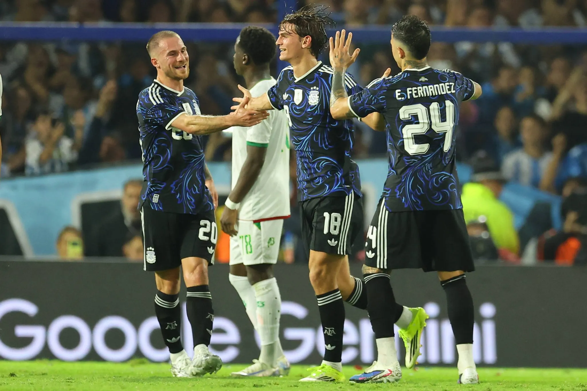 Mac Allister, Nico Paz e Enzo Fern&aacute;ndez em jogo da Argentina