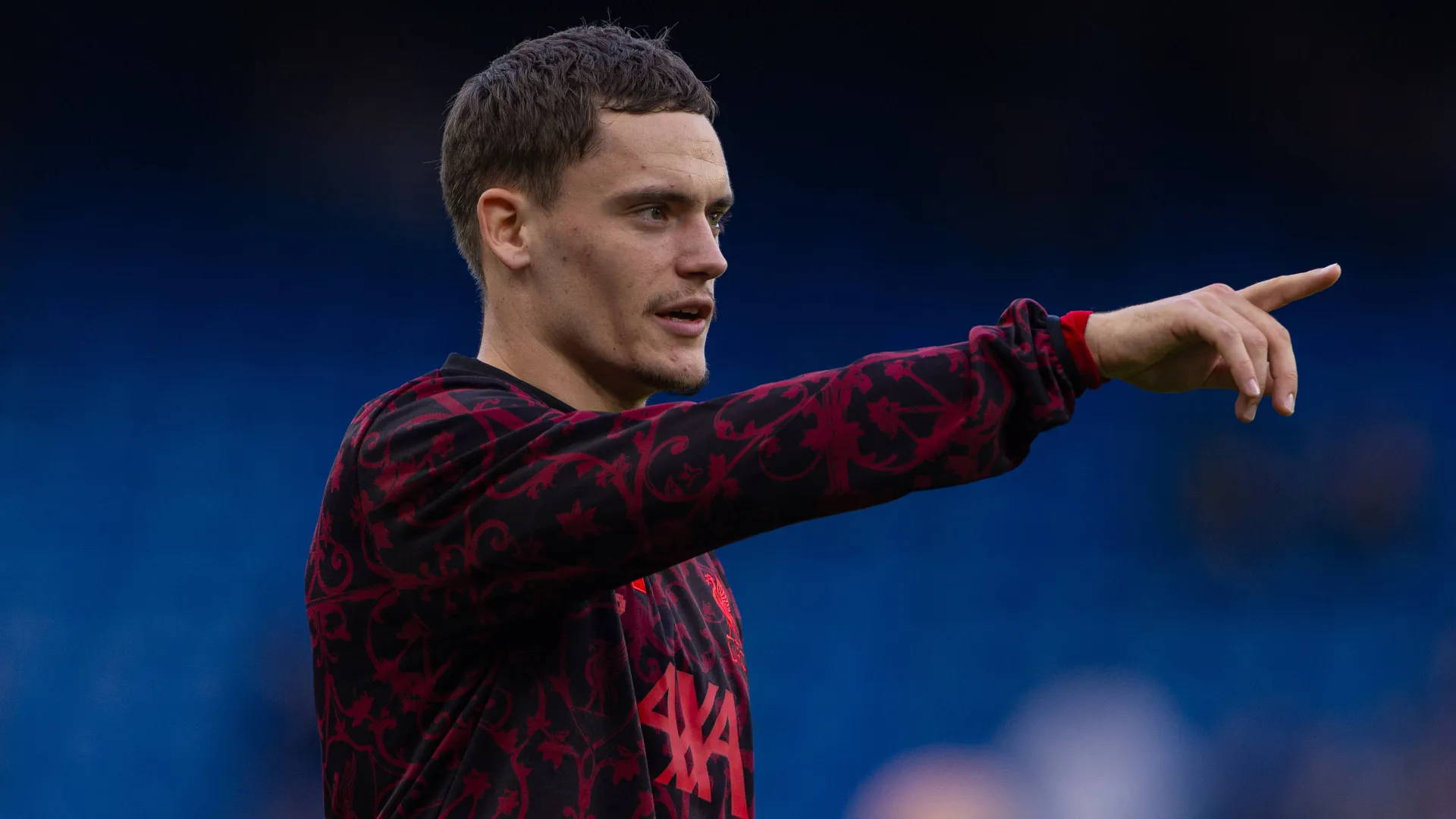 Florian Wirtz, meio-campista do Liverpool, durante o aquecimento antes da partida da Premier League entre Chelsea e Liverpool, em Stamford Bridge, em Londres, em 4 de outubro de 2025.