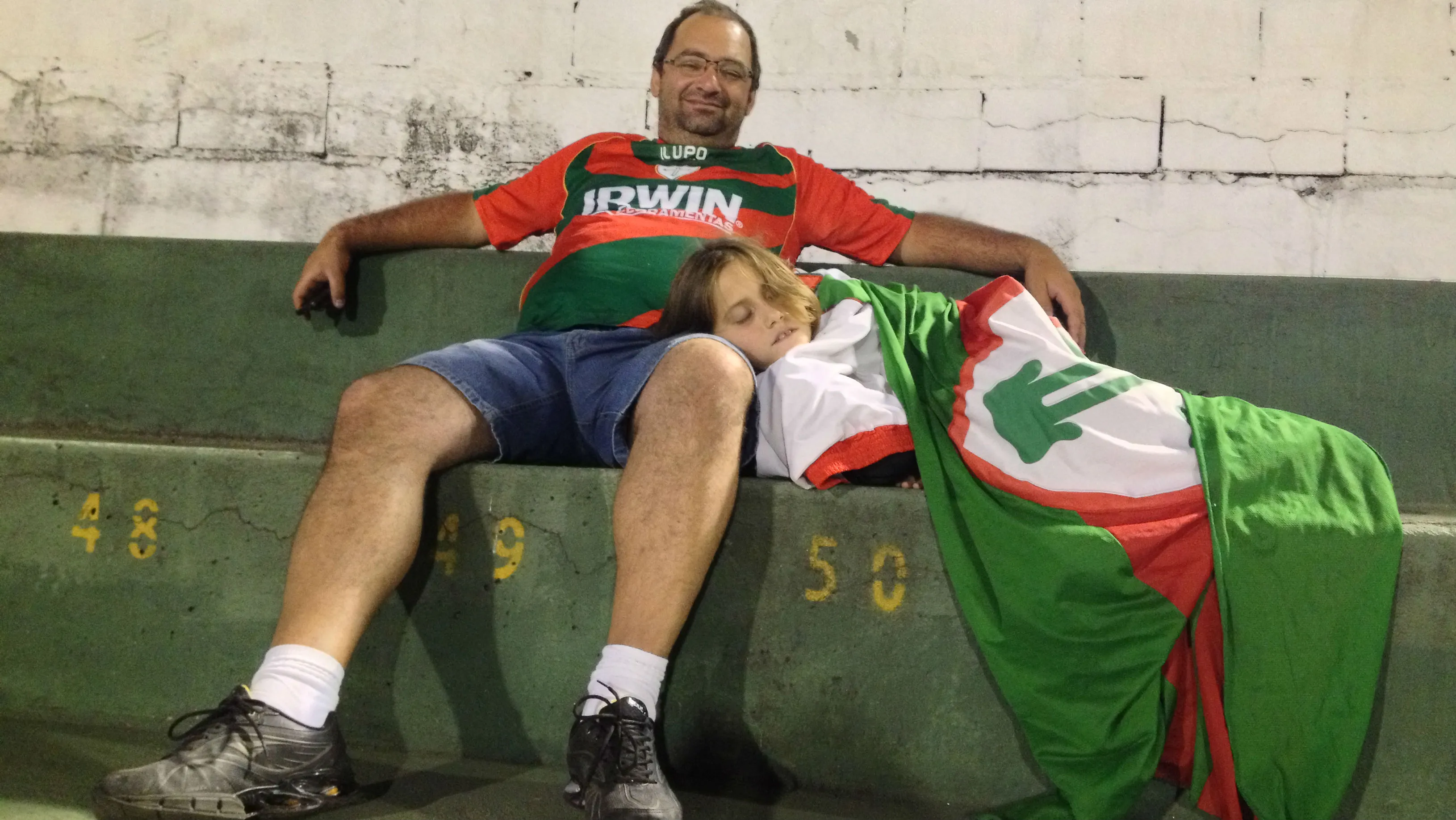 Por que centenas de her&oacute;is foram ver os &uacute;ltimos atos do pesadelo da Portuguesa?