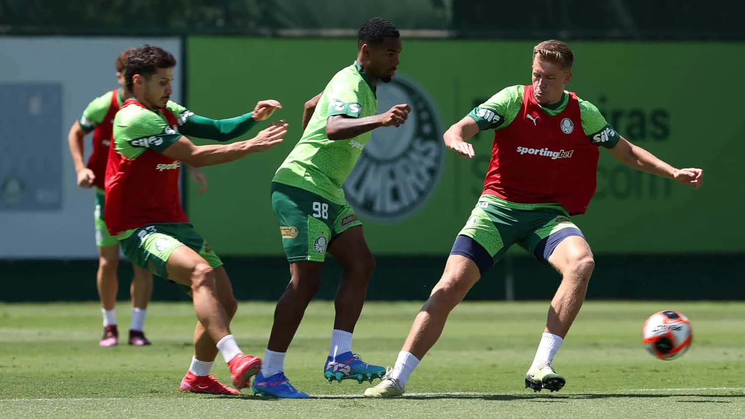 Veiga, Allan e Bruno Fuchs durante treino do Palmeiras