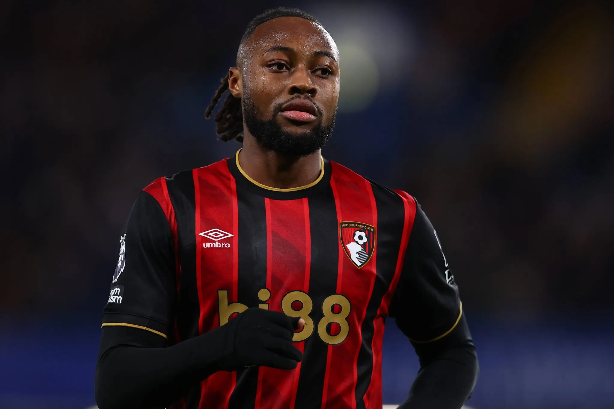 Antoine Semenyo atento durante jogo do Chelsea contra o Bournemouth em Stamford Bridge.