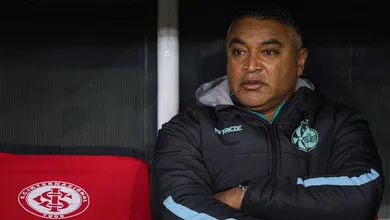 &lsquo;N&atilde;o &eacute; simples&rsquo;: Roger admite dilema ao ser questionado sobre proposta do Internacional
