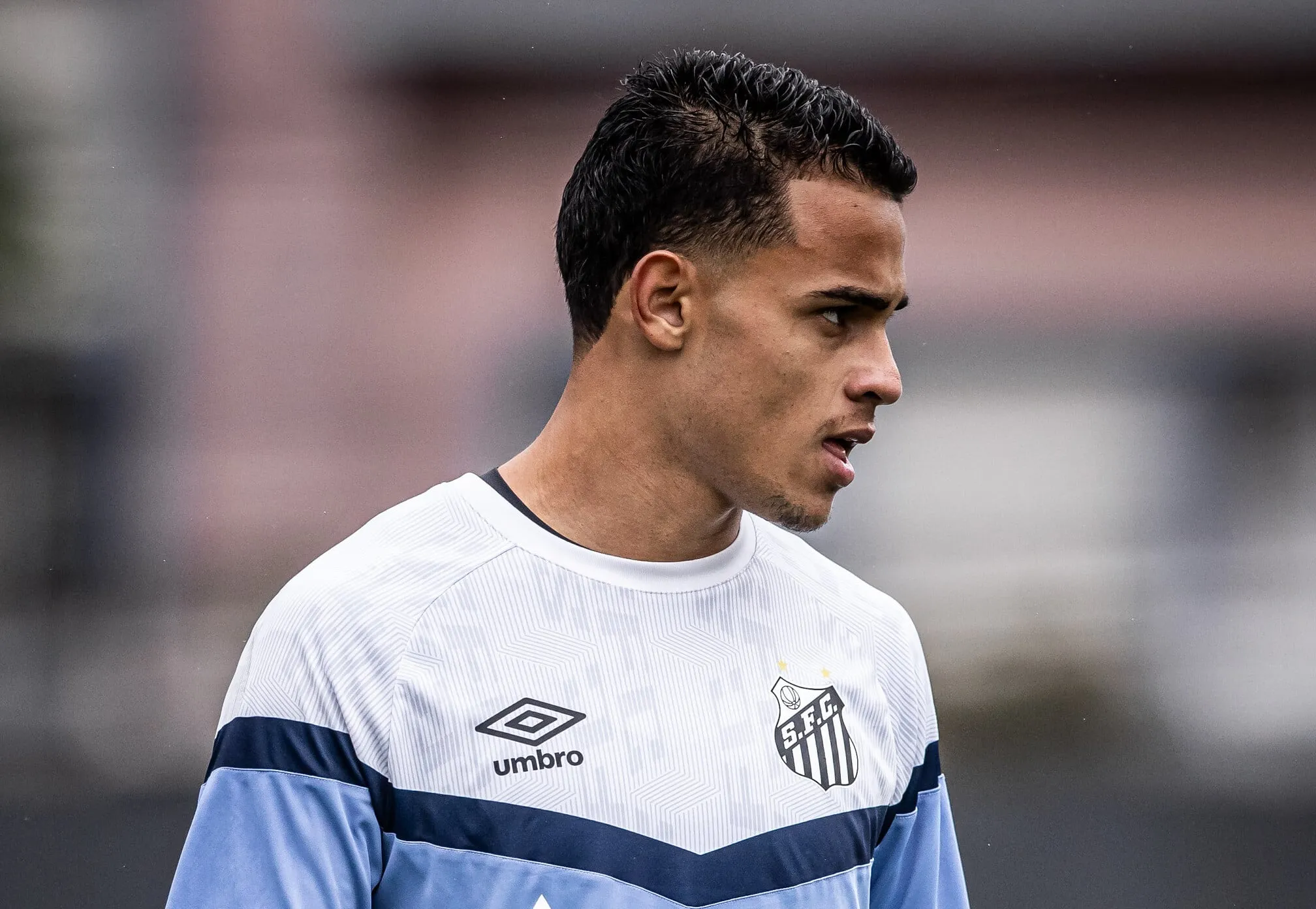 Fernandinho durante treinamento no CT Rei Pel&eacute;