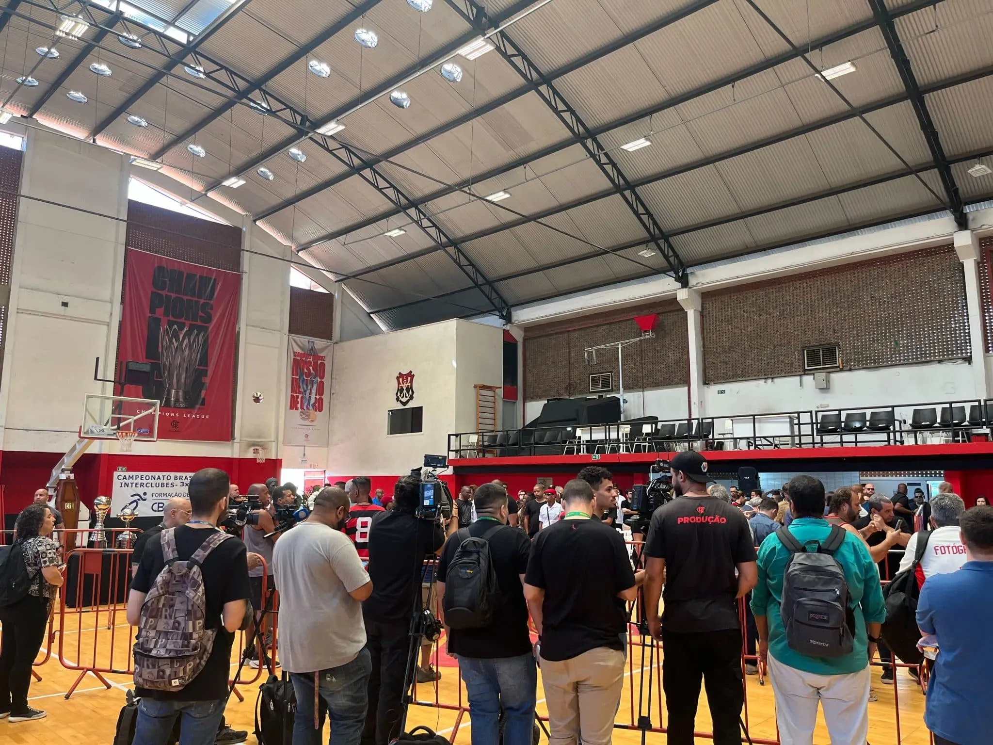 Ad&iacute;lio &eacute; velado na G&aacute;vea, sede social do Flamengo, com presen&ccedil;as ilustres da gera&ccedil;&atilde;o 81