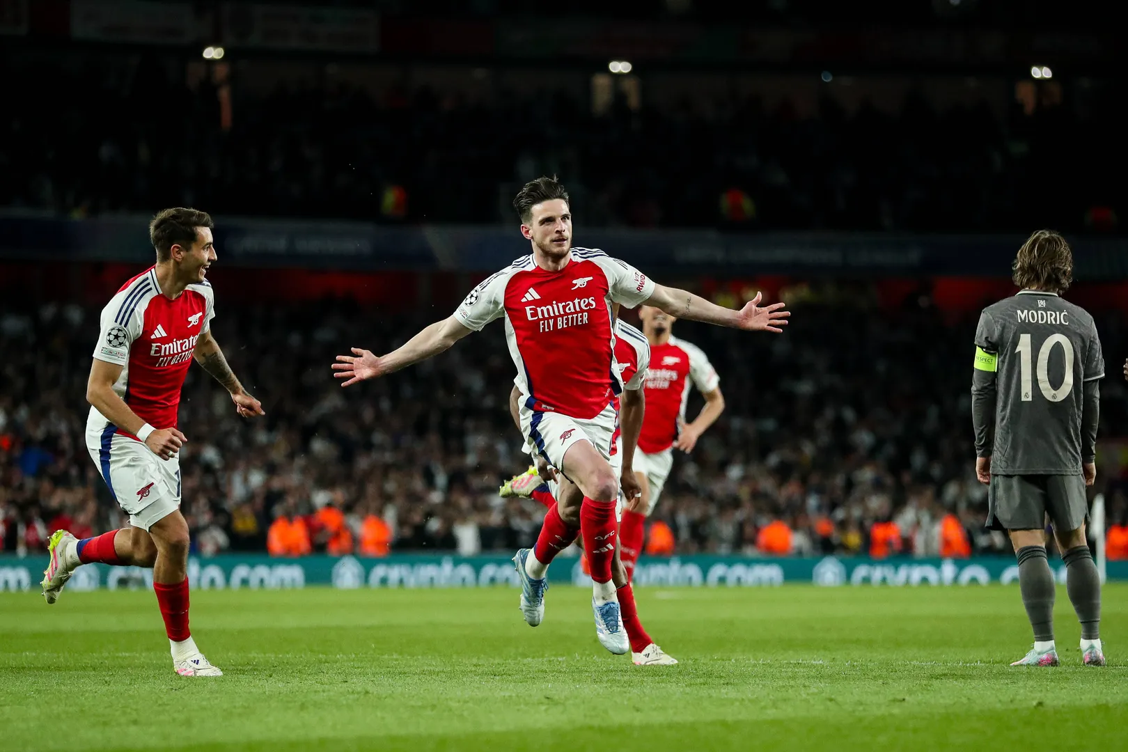 Declan Rice comemora um dos gols de falta do Arsenal sobre o Real Madrid pela Champions League. Foto: Imago.