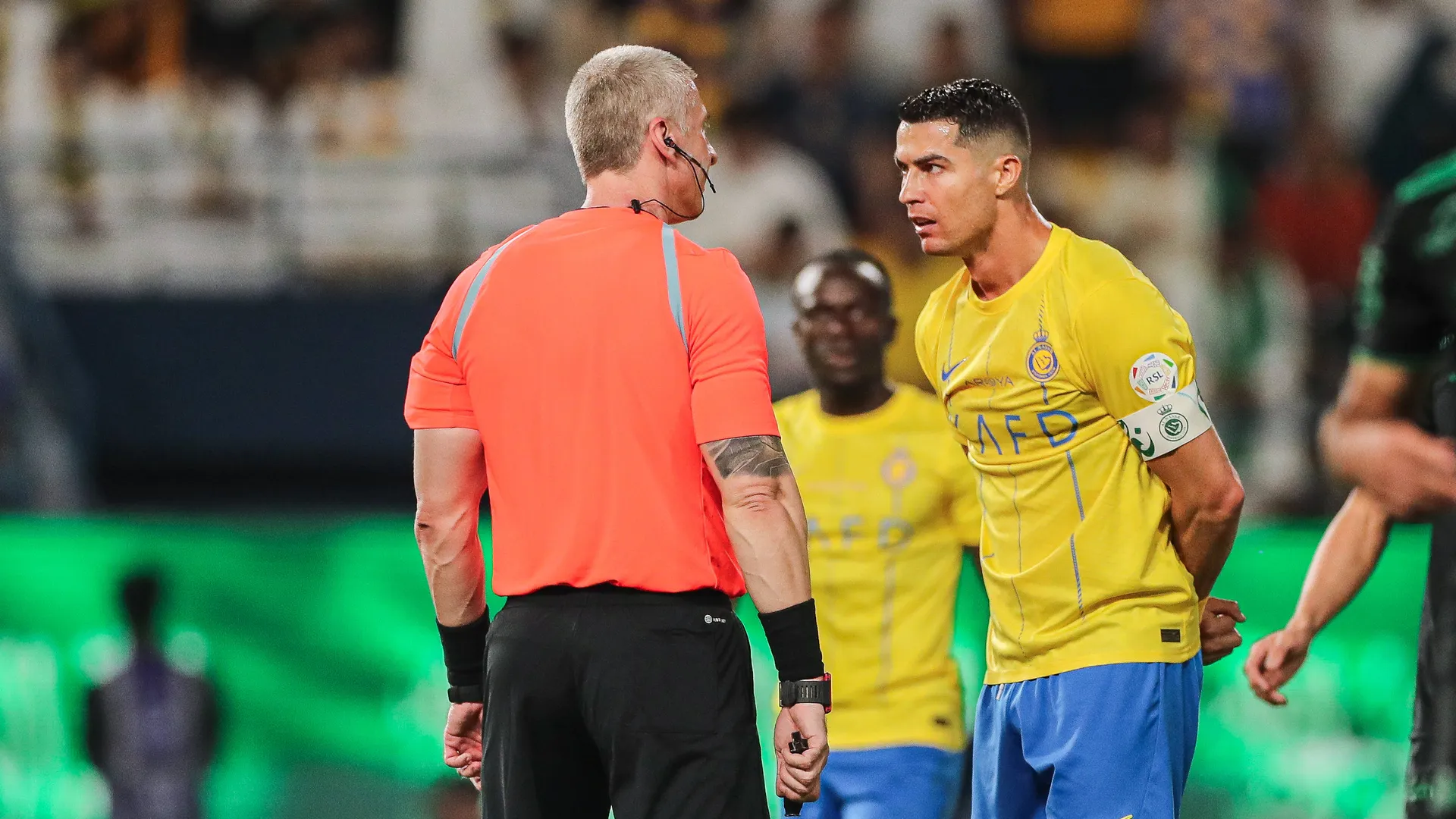 O &aacute;rbitro brasileiro Anderson Daronco encara Cristiano Ronaldo, do Al-Nassr, em jogo da Saudi Pro League