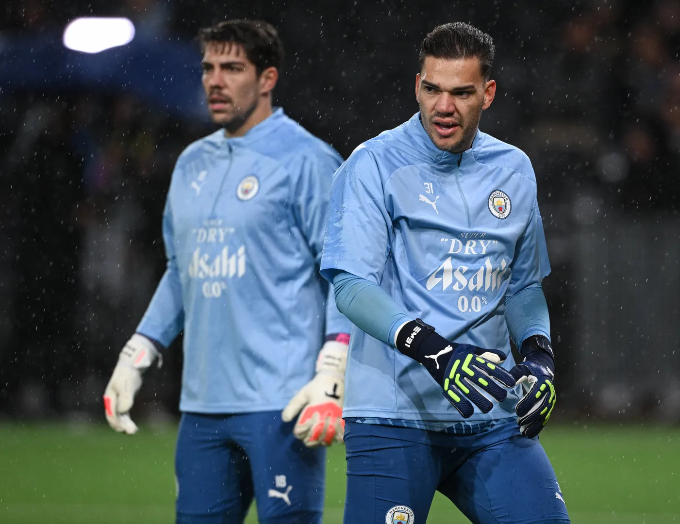 Ederson e Ortega no Manchester City. Goleiros revezaram titularidade em 2024/25
