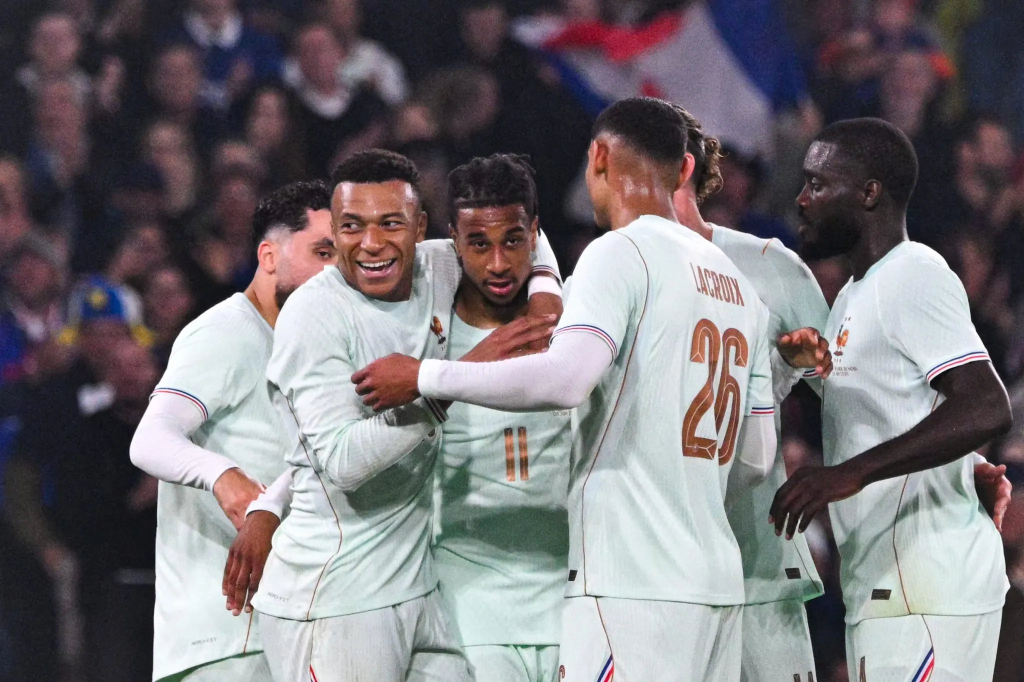 Jogadores da Fran&ccedil;a celebram gol em amistoso