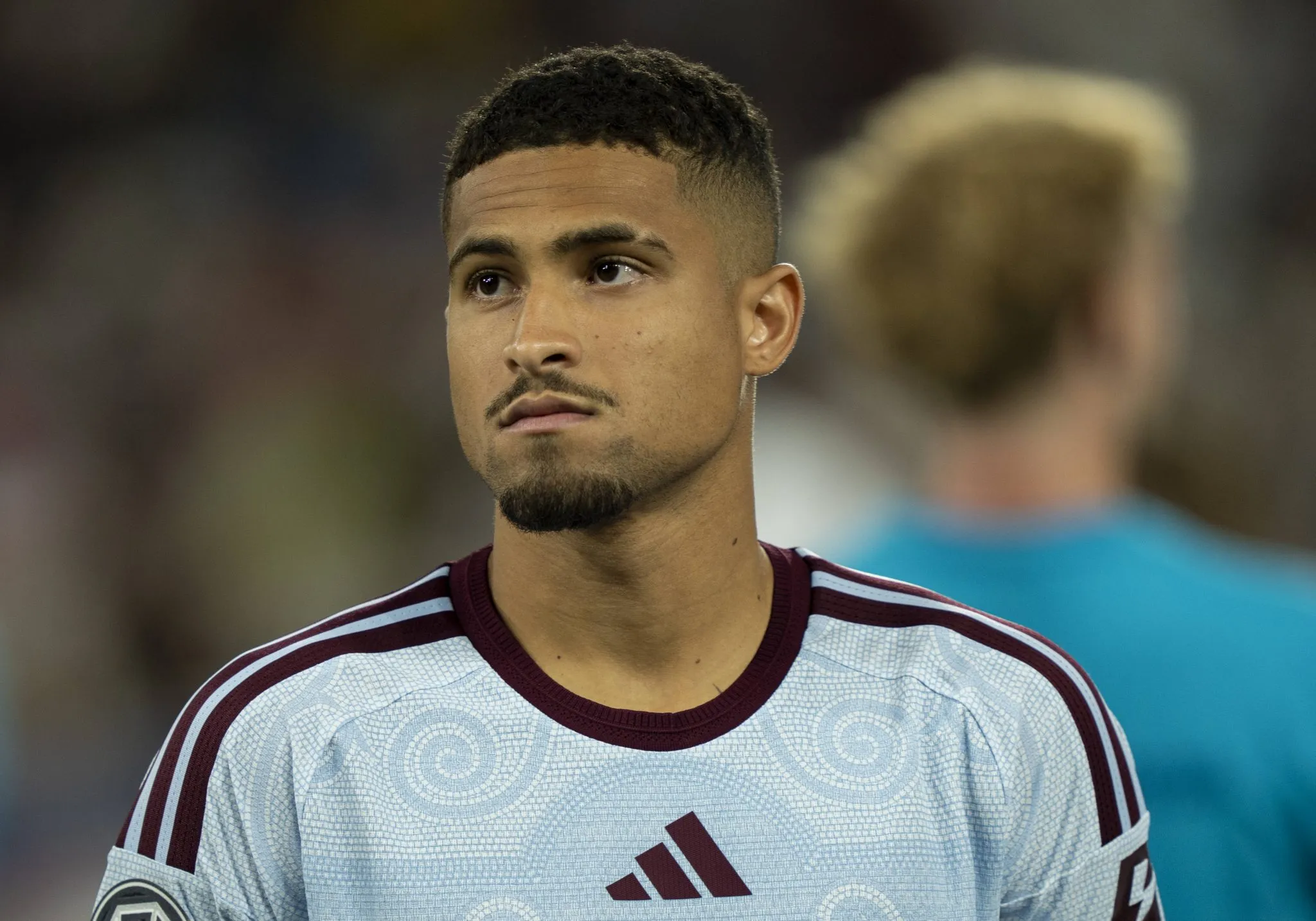 Jo&atilde;o Gomes em jogo do Aston Villa