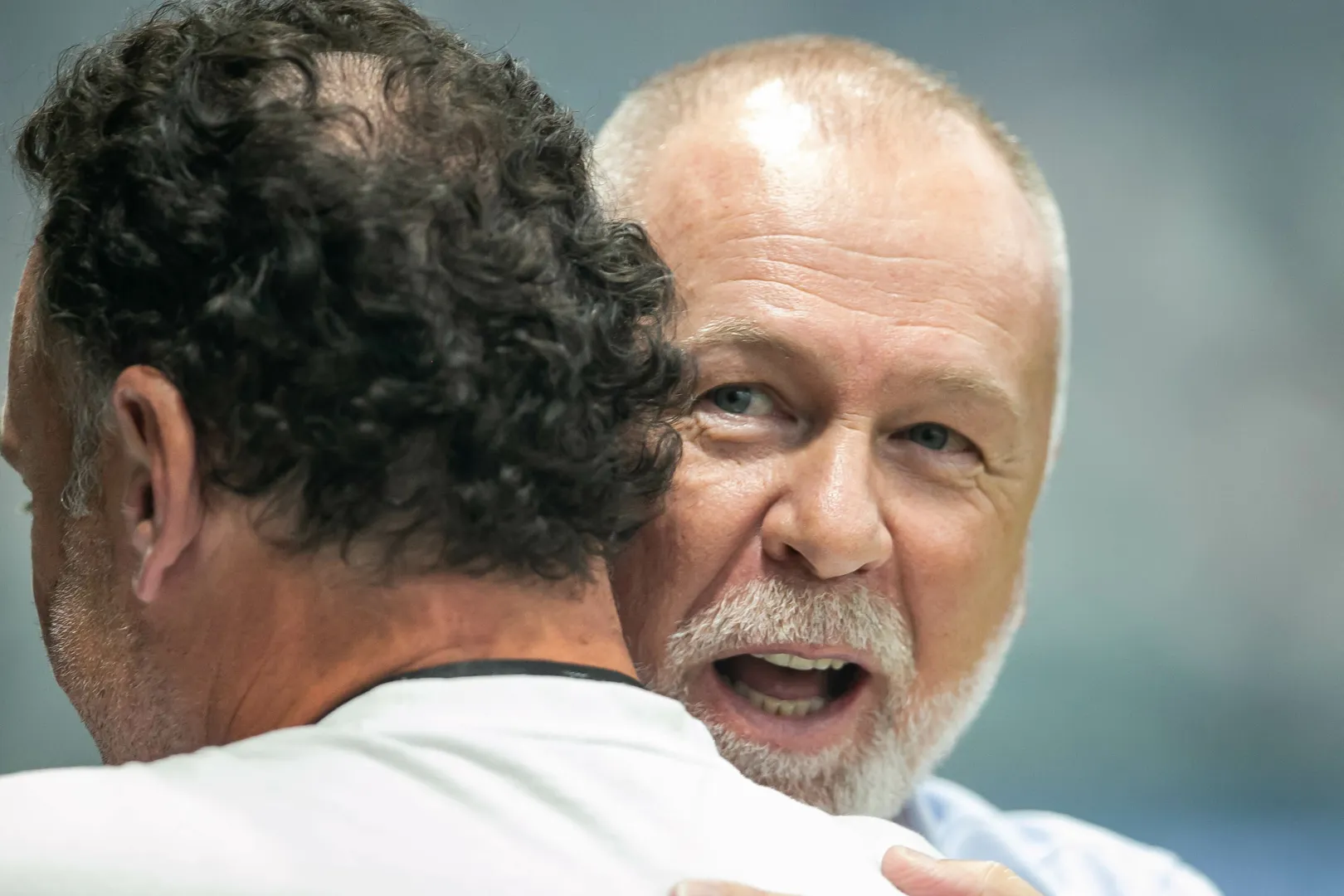Mano Menezes abra&ccedil;a Gabriel Milito antes do jogo: argentino levou a melhor no xadrez t&eacute;tico - Foto: Icon sport