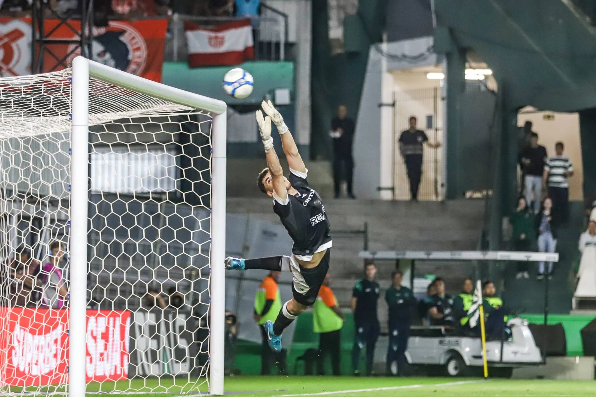 Defesa de Pedro Morisco em jogo do Coritiba