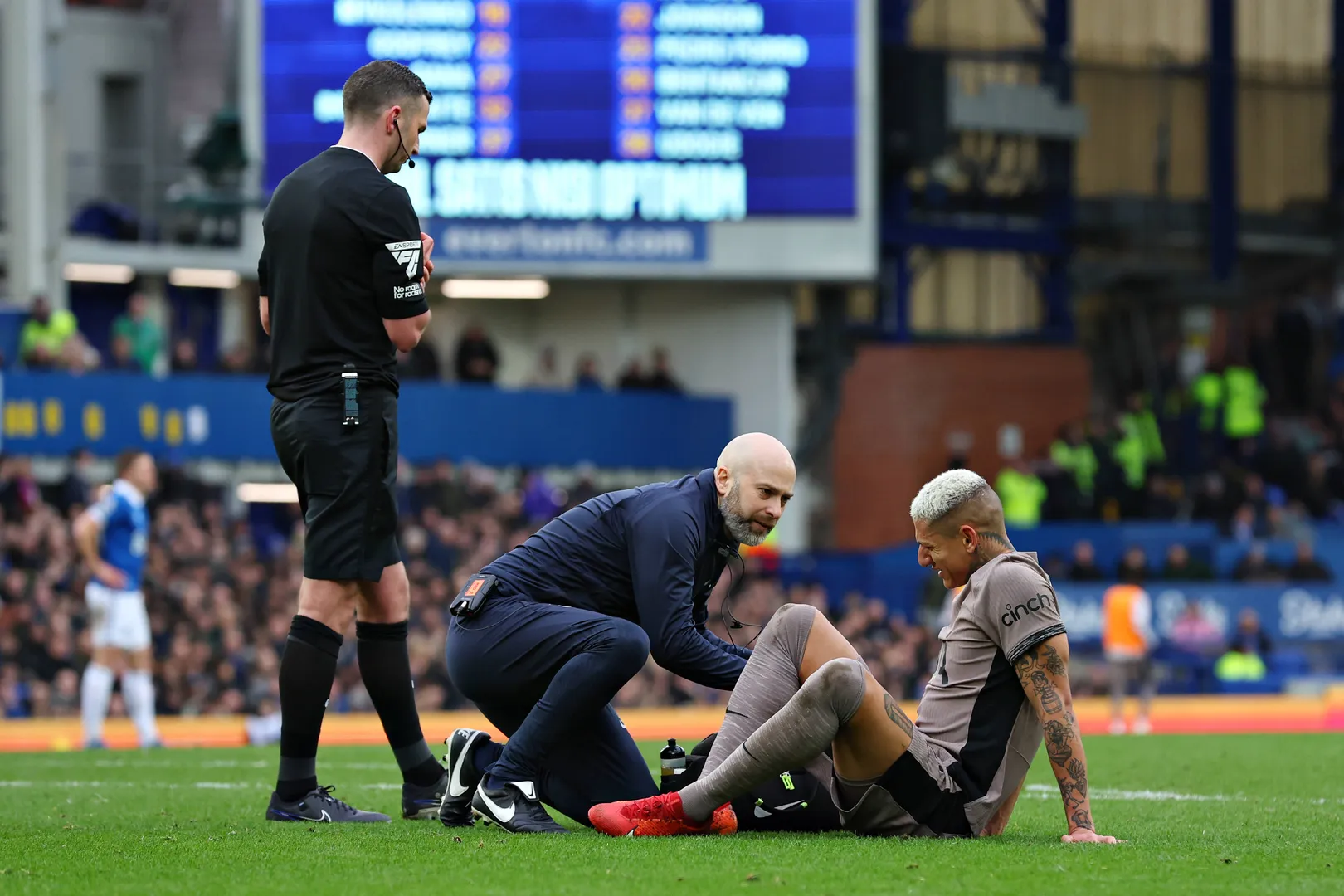 Foto: (Imago) - Richarlison, do Tottenham, recebe atendimento m&eacute;dico