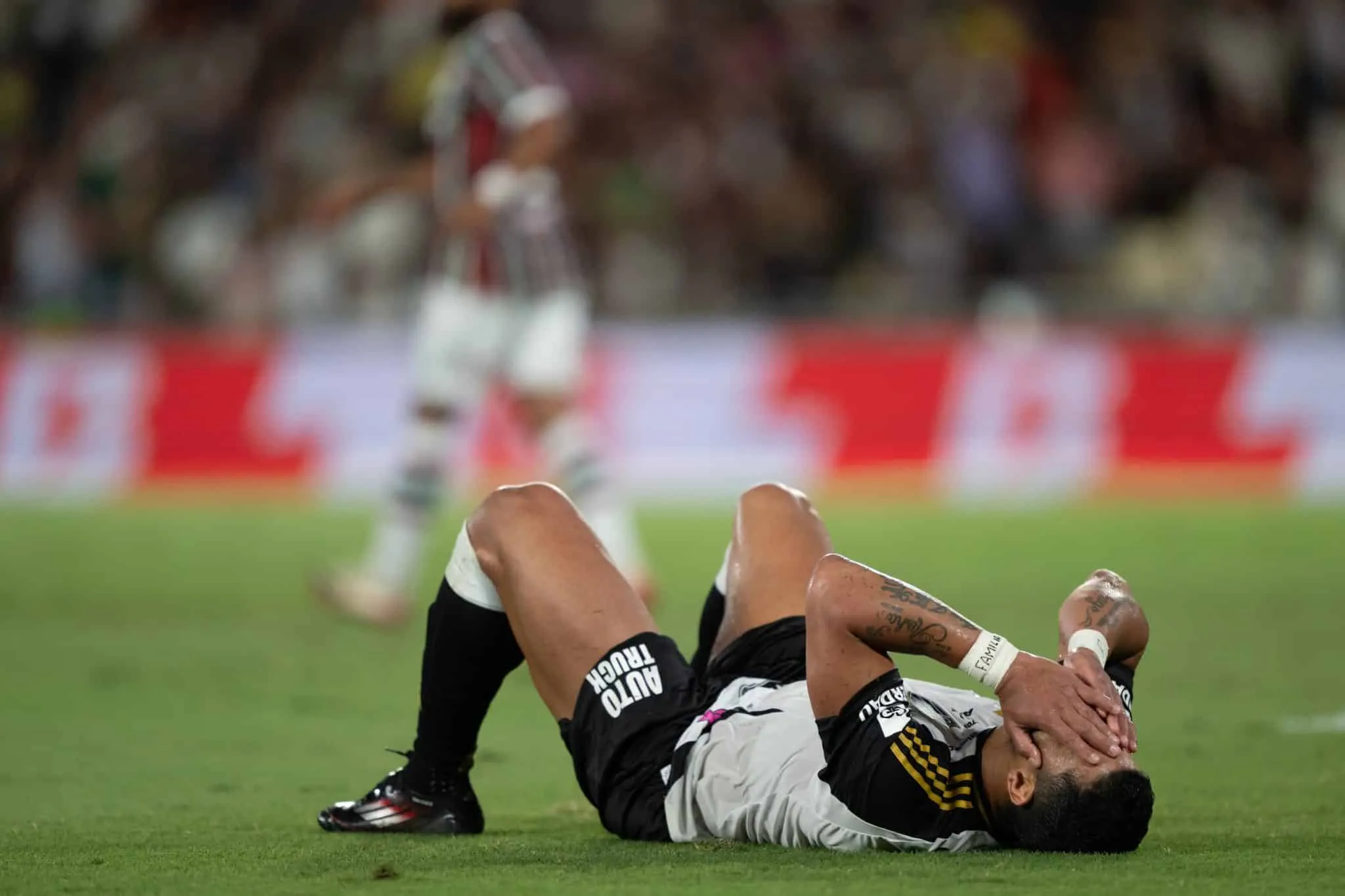 Hulk ca&iacute;do no gramado do Maracan&atilde; durante Fluminense e Atl&eacute;tico-MG