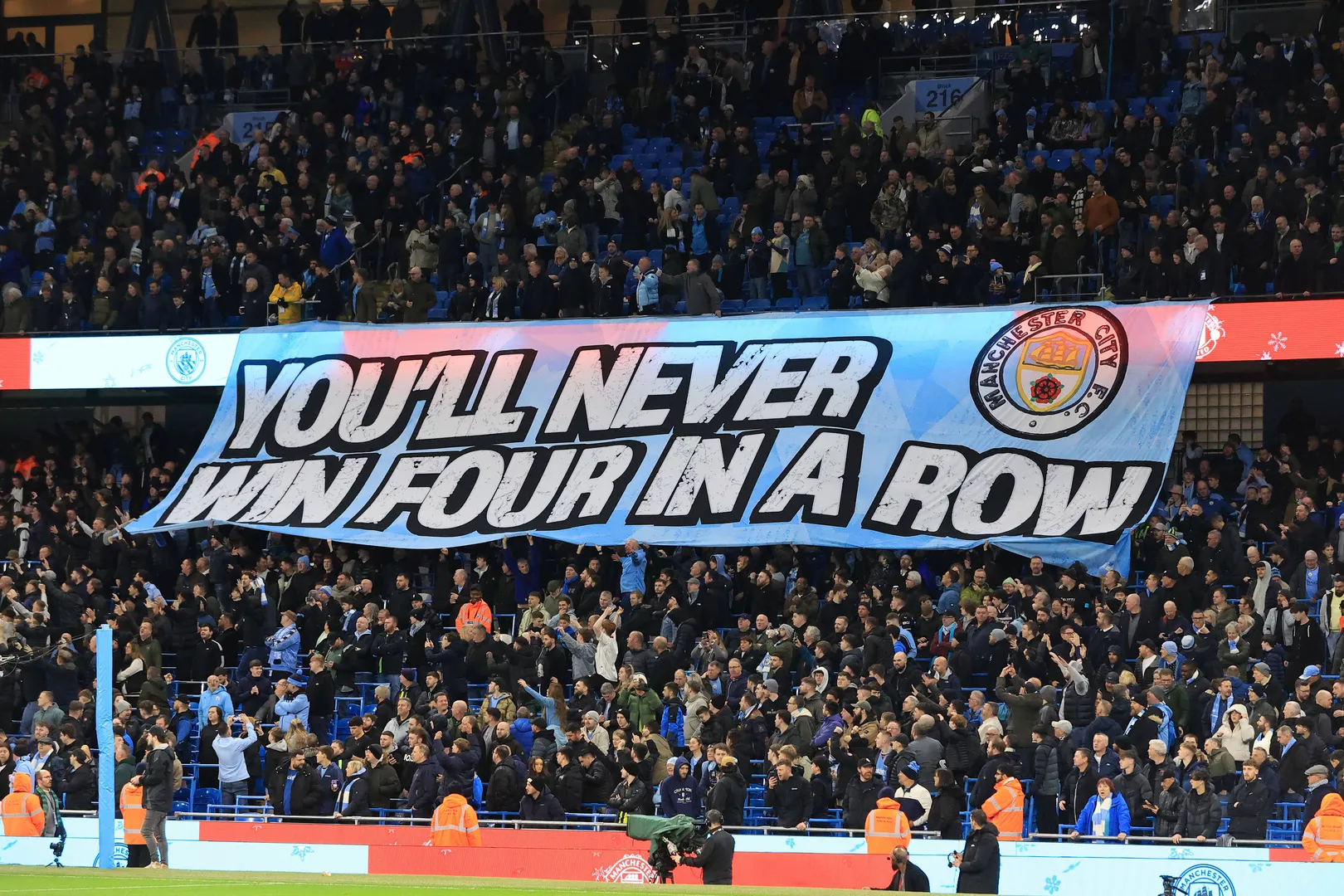 Torcida do Manchester City presente no Etihad Stadium