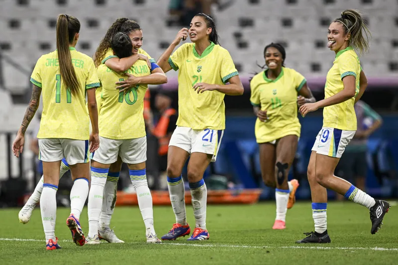 Jogadoras brasileiras celebram gol em semifinal ol&iacute;mpica contra a Espanha
