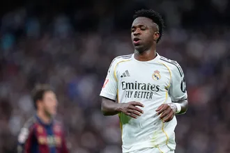 Arbeloa mostra &lsquo;nova filosofia&rsquo; no Real Madrid ao defender Vini Jr. de vaias no Bernab&eacute;u