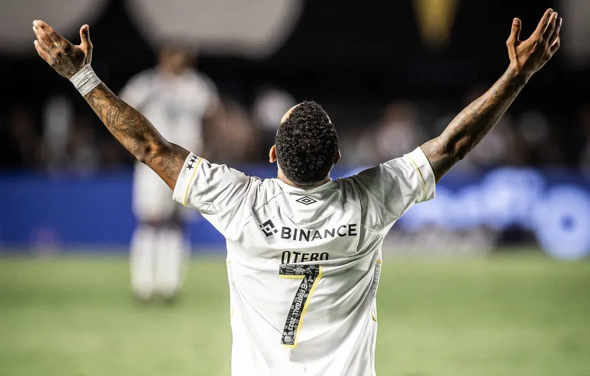 Otero comemorando com a camisa 7