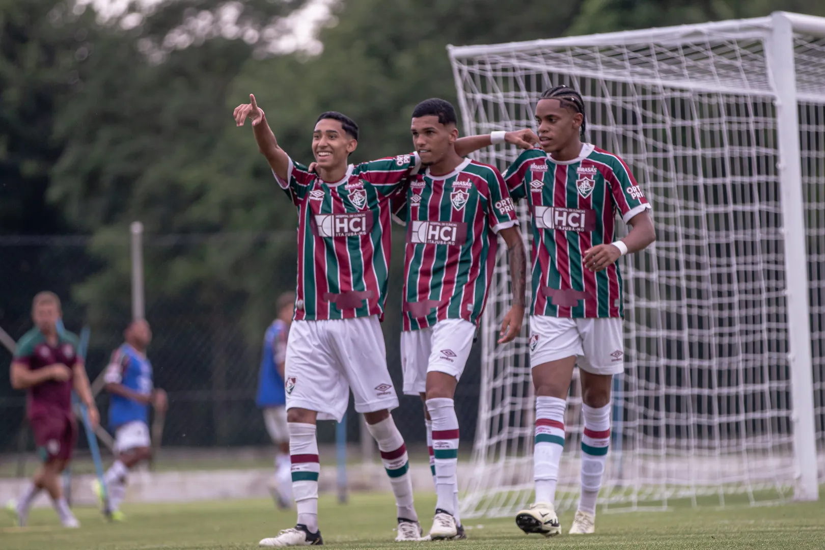 Foto: (Leonardo Brasil/Fluminense) - Riquelme Felipe, no centro, e Matheus Reis, &agrave; direita, pelo Fluminense