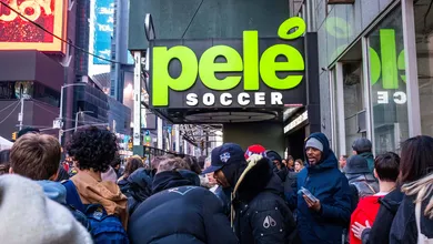 A loja em Nova York que leva o nome de Pel&eacute; e re&uacute;ne itens raros do futebol mundial