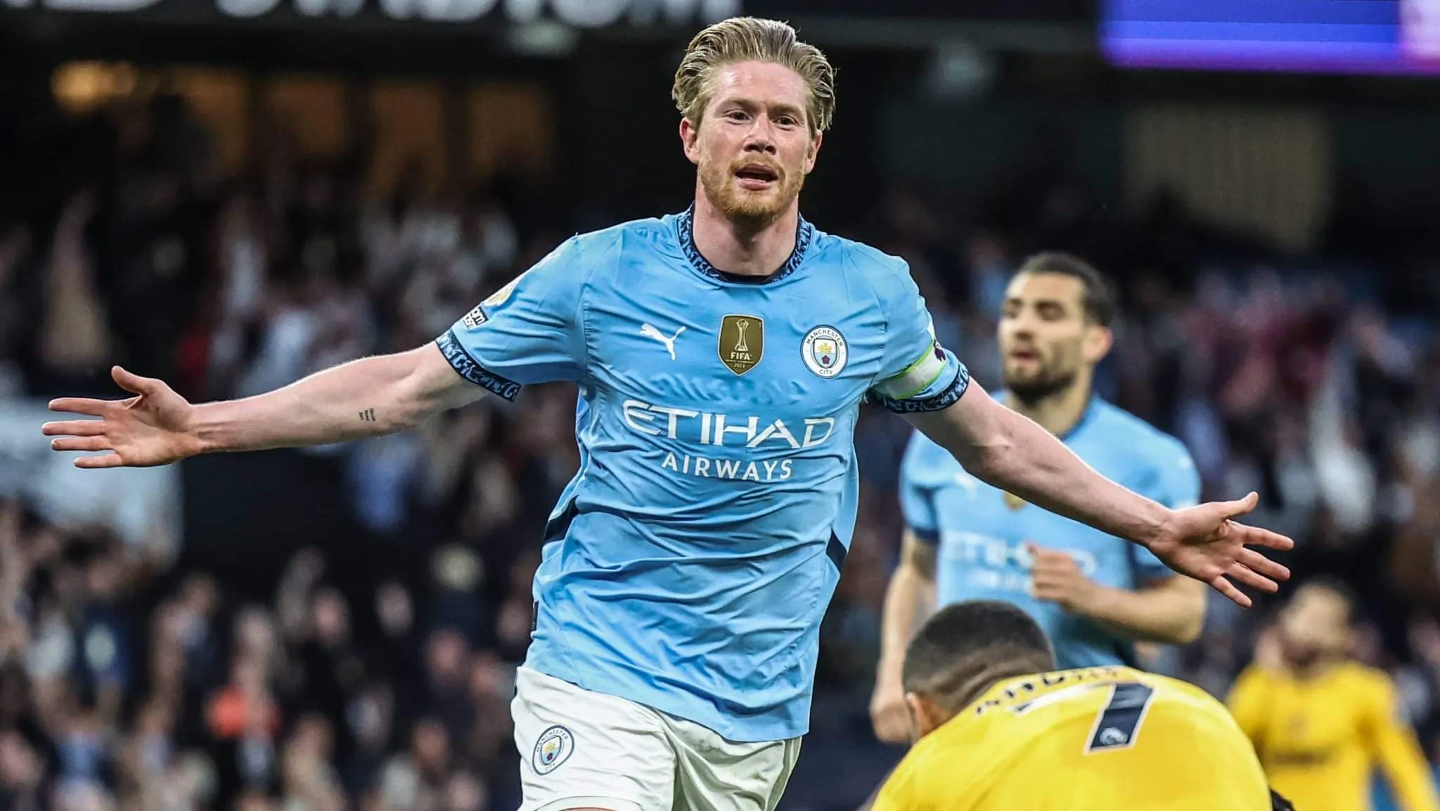 Brasileiro at&eacute; tentou evitar, mas De Bruyne deixou o City perto da Champions League