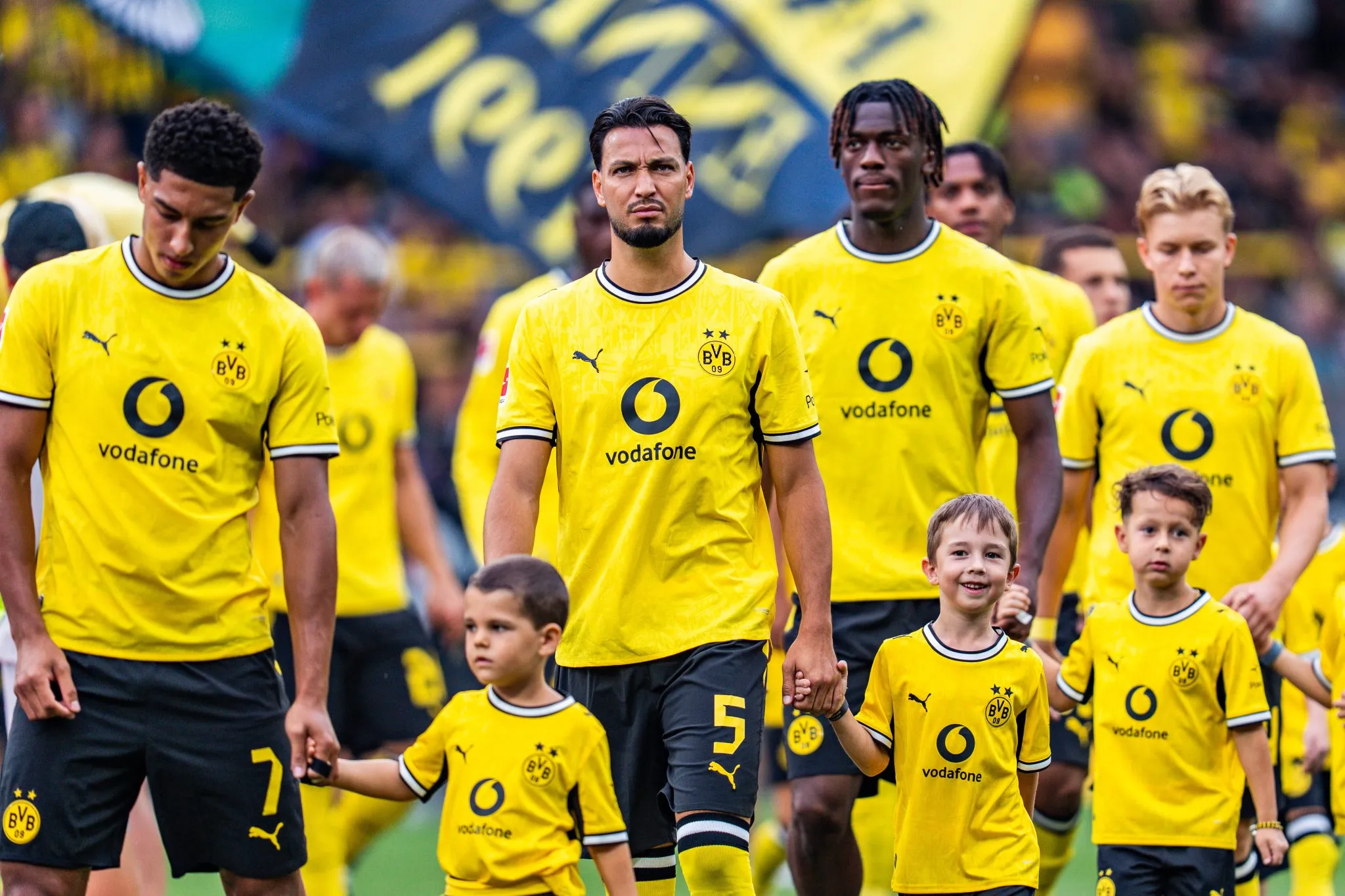 Jogadores do Borussia Dortmund entrando em campo