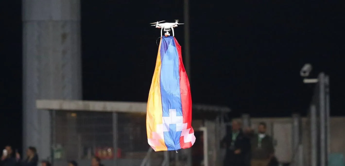 Um drone com manifesta&ccedil;&atilde;o pol&iacute;tica causou confus&atilde;o e interrompeu o jogo do Qarabag na Liga Europa