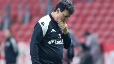 Empate do Vasco diante do Inter mostra que Diniz acerta, mas n&atilde;o sabe contornar dois problemas