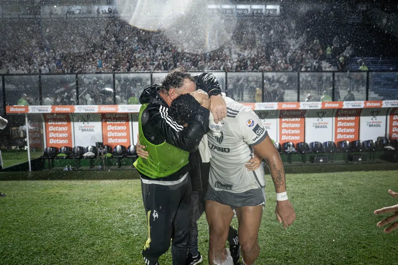 Milito e Hulk celebram classifica&ccedil;&atilde;o do Atl&eacute;tico a final