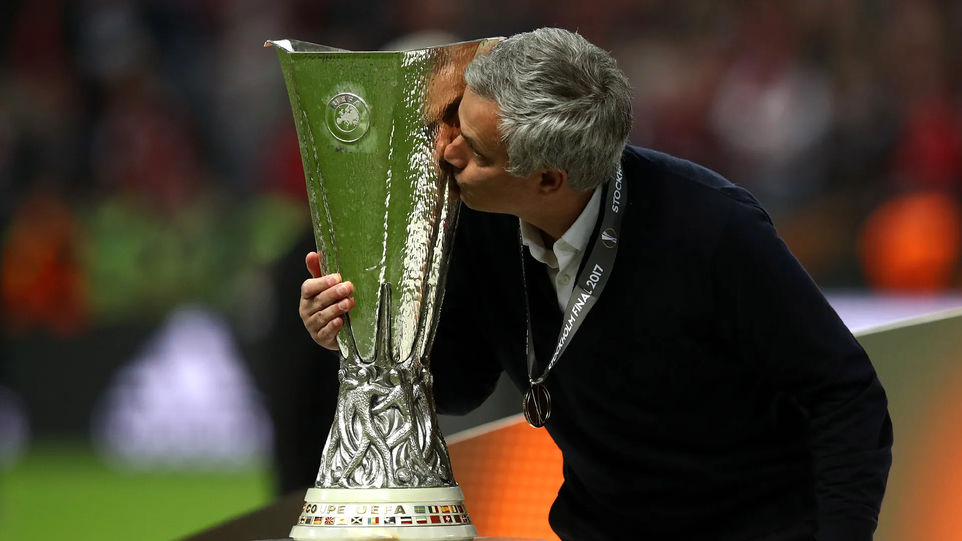 O amor pela Liga Europa: Mourinho beija a ta&ccedil;a (Photo by Julian Finney/Getty Images)